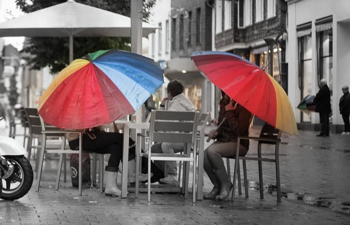 Regenbogenidylle im Café